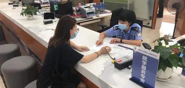 公安护航返程务工人员,派出所民警护航因疫滞留旅客返程