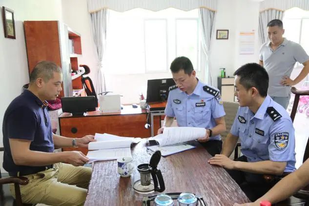 公安护航返程务工人员,派出所民警护航因疫滞留旅客返程