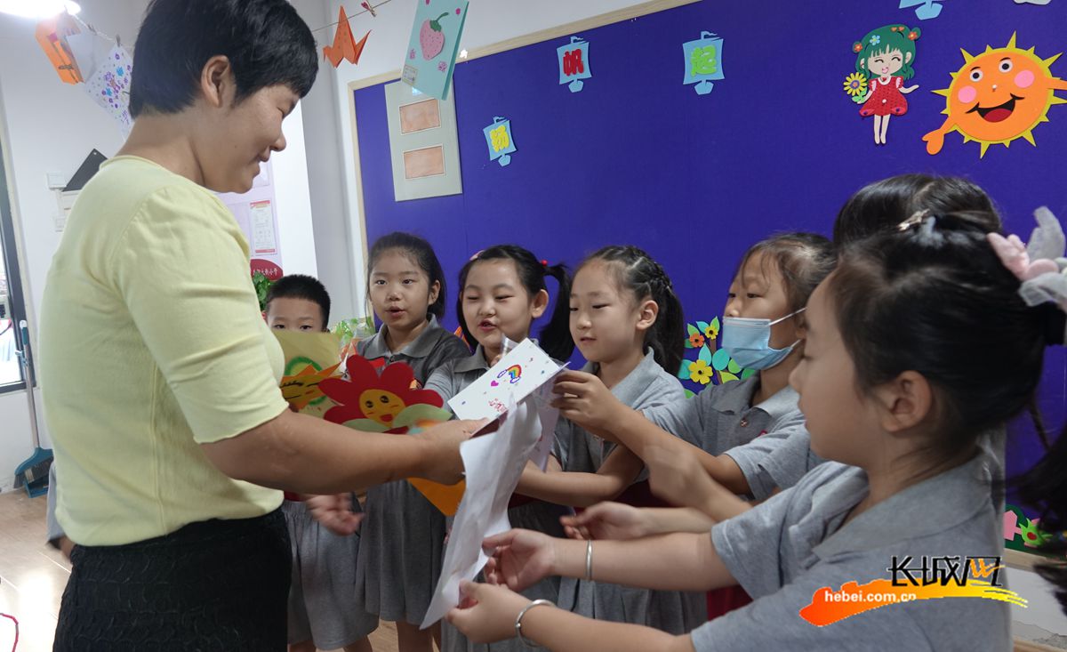 河北石家庄友谊大街小学：纸短情长爱心贺卡赠园丁