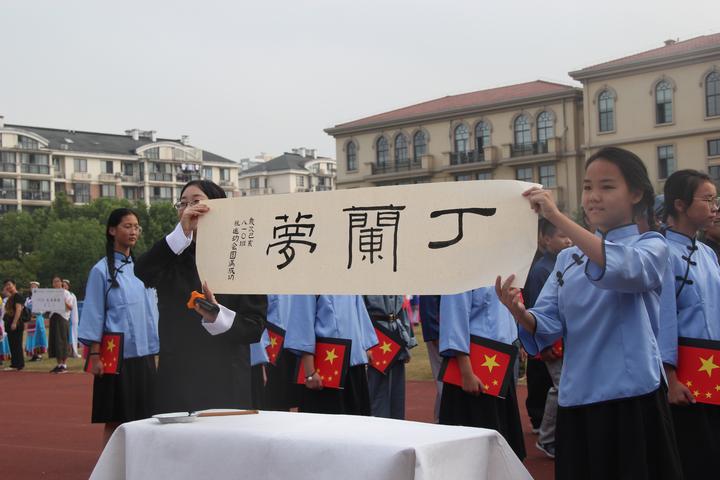 杭州这所学校晒了800多床被子,杭州这个学校怎么样