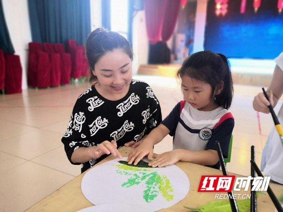 师爱化春雨润物细无声——记湘西州幼儿园幼师鲁琴
