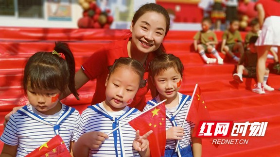 师爱化春雨润物细无声——记湘西州幼儿园幼师鲁琴