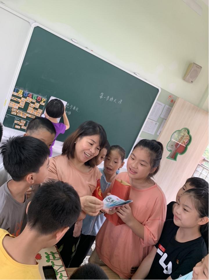 老师，这次换我为你准备惊喜！文新小学老师们收到的教师节礼物，实在太有个性了