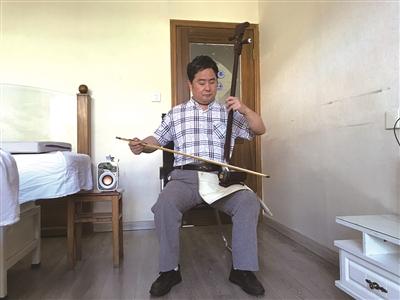 用音乐演绎平凡人生——盲人杨占锋的音乐梦