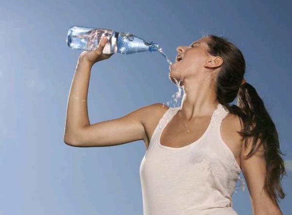 女子做B超前为憋尿一次喝3.2L水导致水中毒医生：饮水一次勿过多