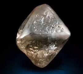 钻石容易裂吗,裂开的钻石哪里出