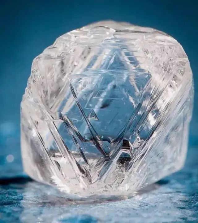钻石容易裂吗,裂开的钻石哪里出