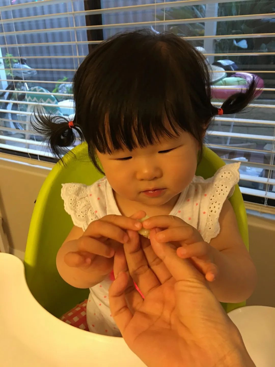 孩子吃东西后乱扔要怎么引导,婴儿乱扔食物怎么处理