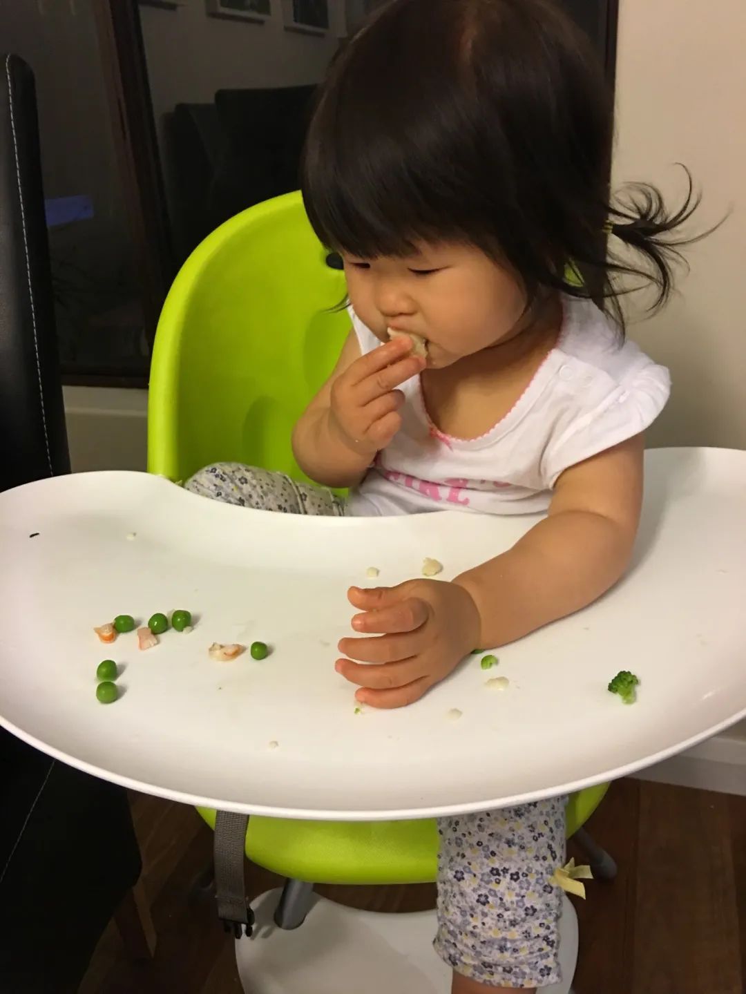 孩子吃东西后乱扔要怎么引导,婴儿乱扔食物怎么处理