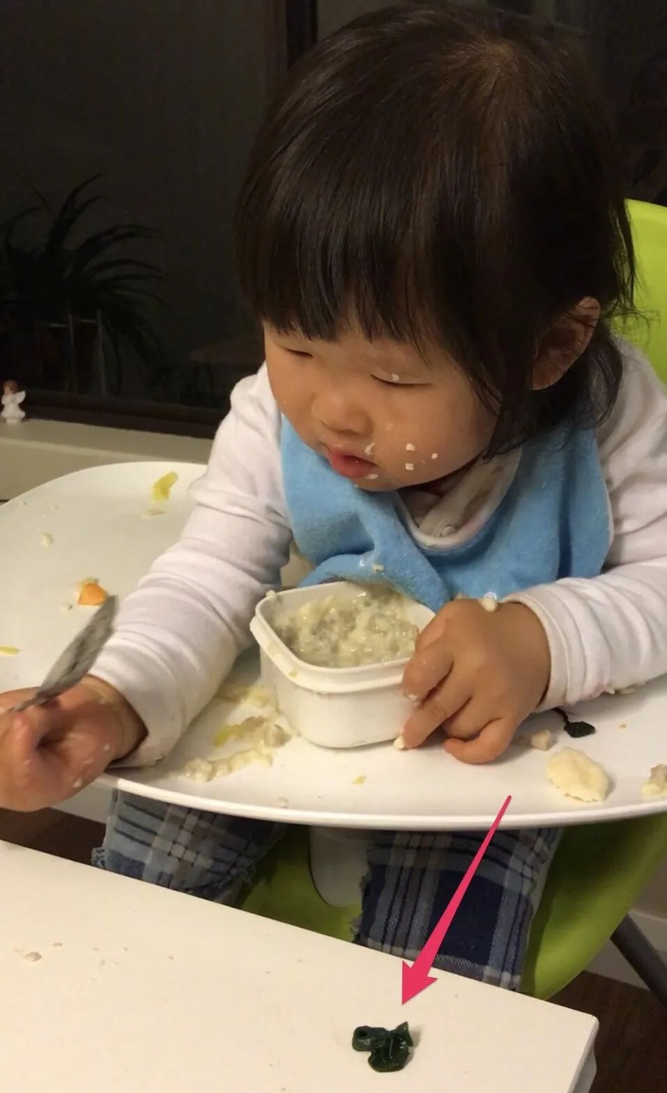 孩子吃东西后乱扔要怎么引导,婴儿乱扔食物怎么处理