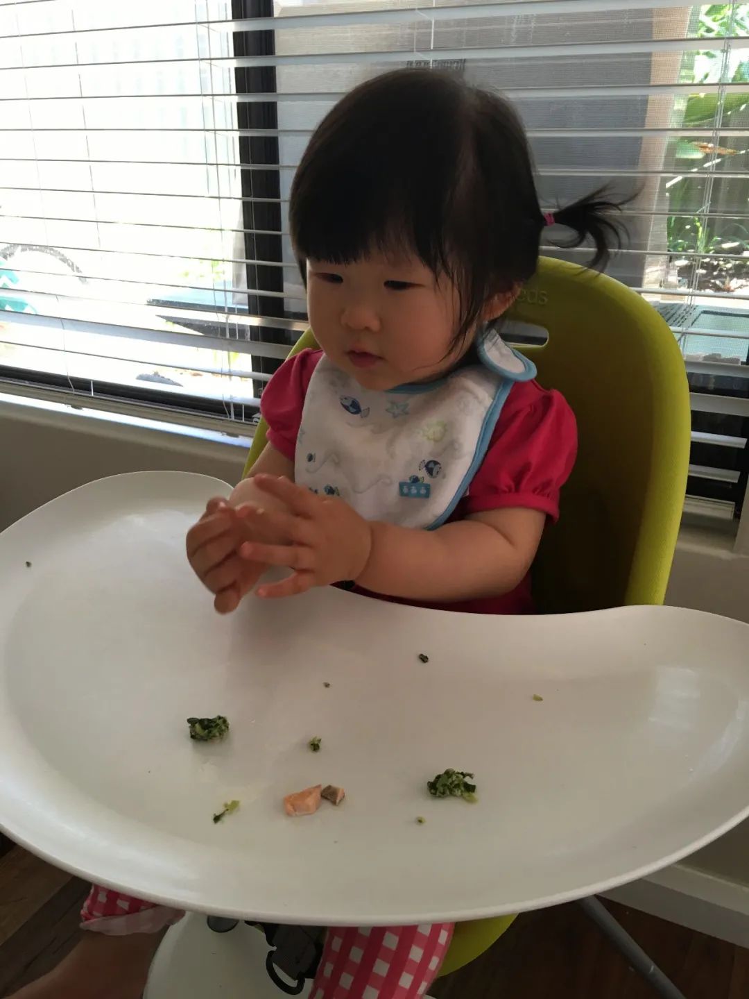 孩子吃东西后乱扔要怎么引导,婴儿乱扔食物怎么处理