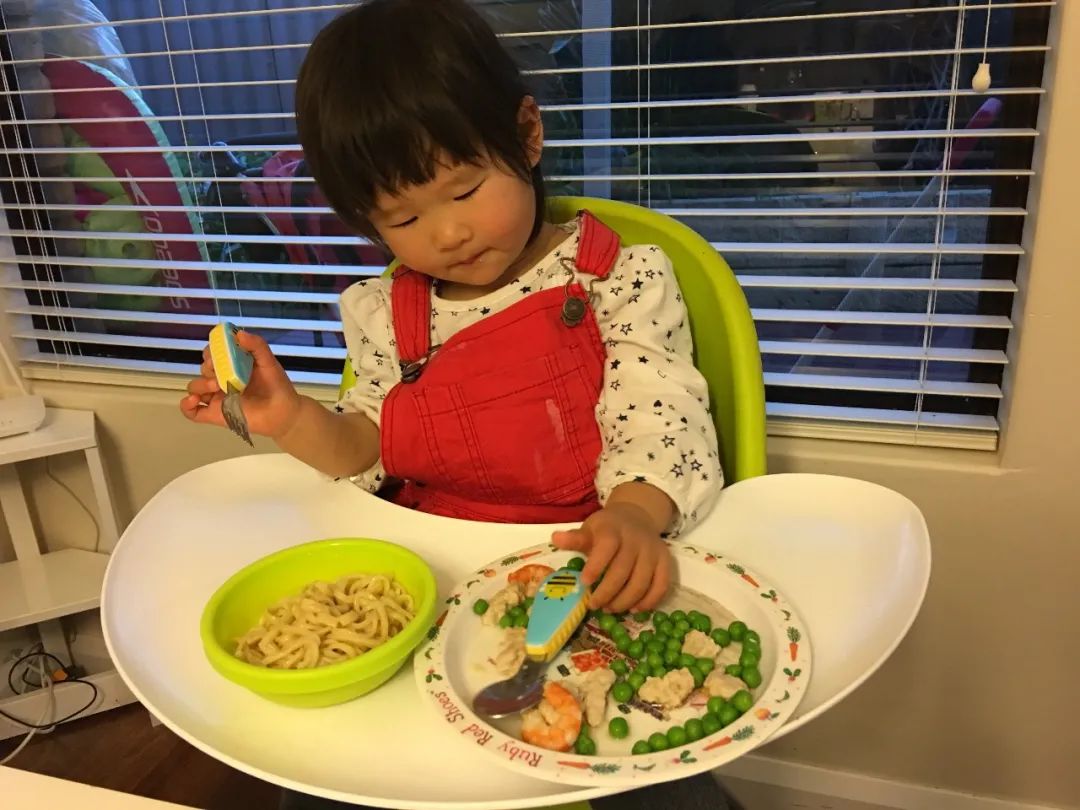 孩子吃东西后乱扔要怎么引导,婴儿乱扔食物怎么处理