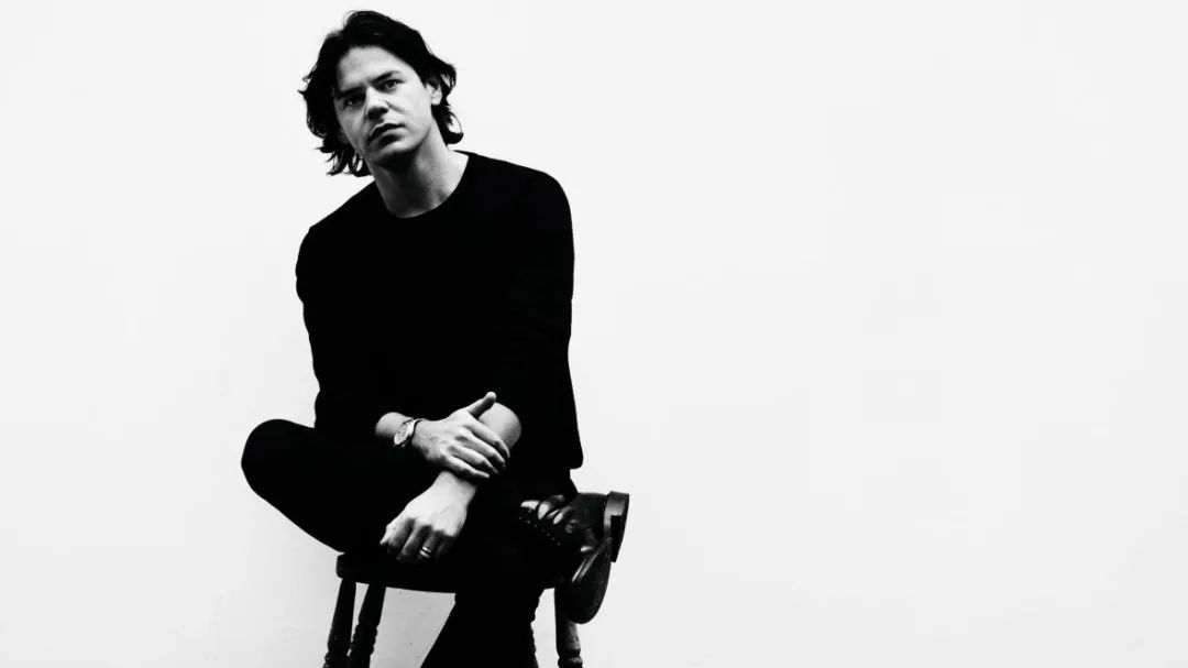 人物｜他是天赋异禀的完美主义者，大胆创造自己的时尚王国