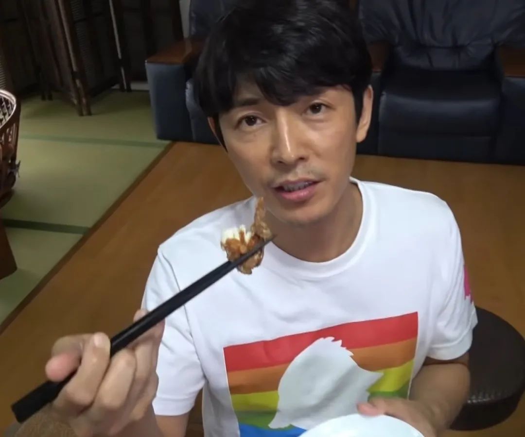 长得帅的吃饭不用筷子,长得帅的都不用筷子吃饭