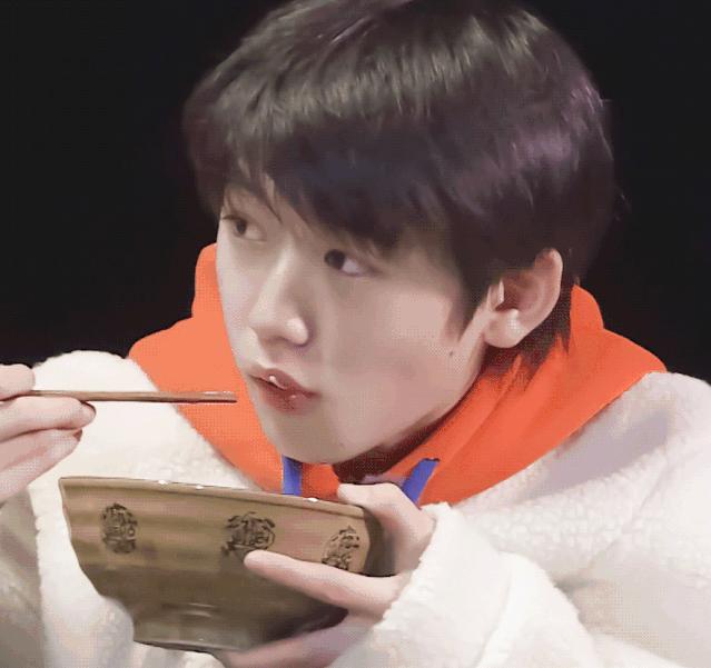 长得帅的吃饭不用筷子,长得帅的都不用筷子吃饭