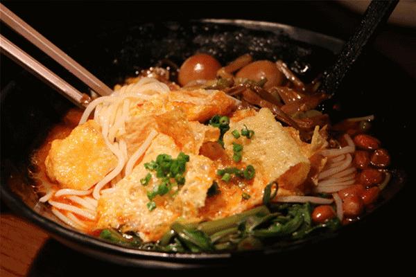 柳州螺蛳粉最正宗的地方在哪里,带你参观地道的柳州螺蛳粉店