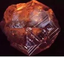 为什么宝石是五颜六色的,宝石为什么五光十色