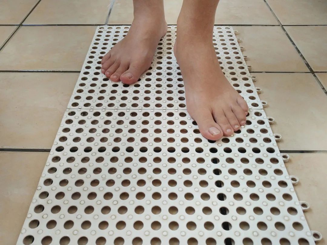 男明星家中滑倒意外身亡,防滑措施怎么做才够安全?