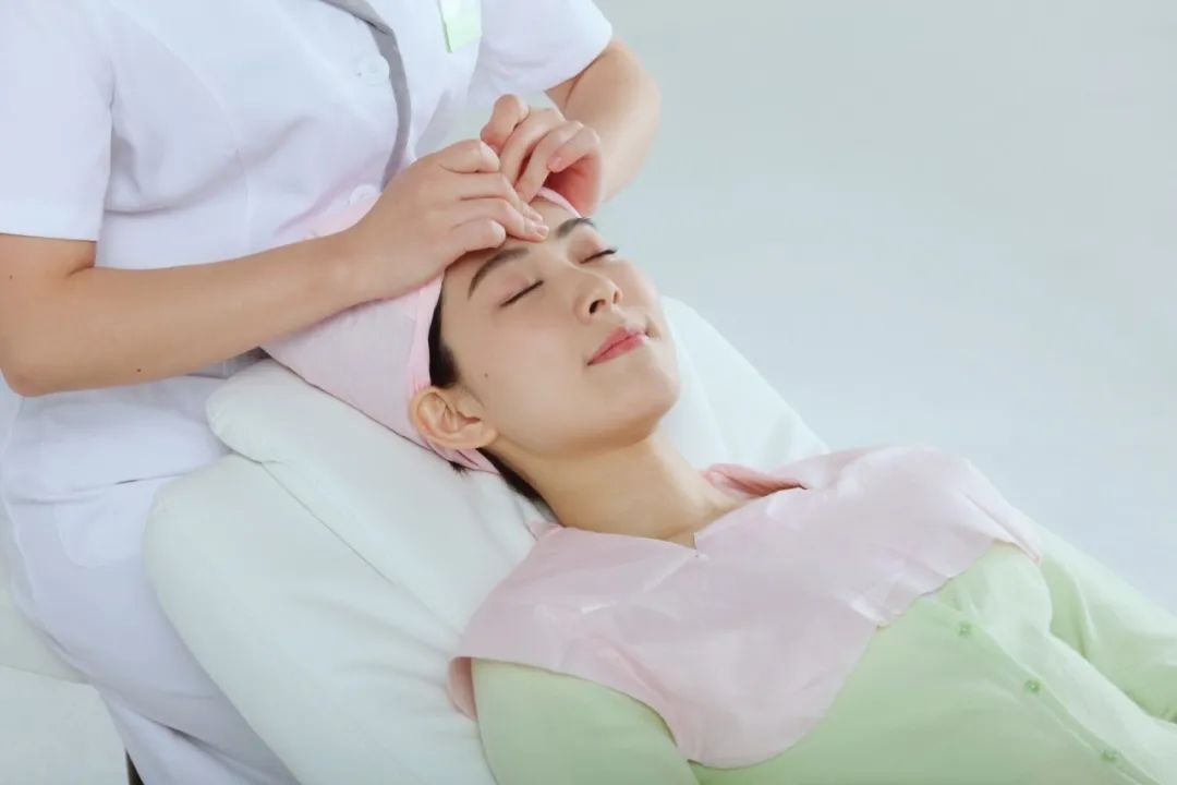 【全国4000店通用｜樊文花丨38元享门市价388元套餐，AI专业肌肤检测+面部深度清洁+面部拨筋+基础补水。卢氏有店