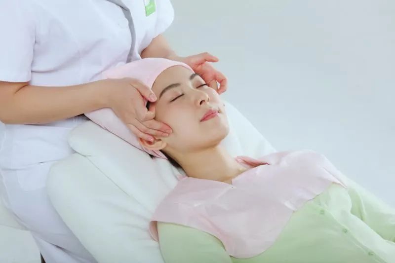 【全国4000店通用｜樊文花丨38元享门市价388元套餐，AI专业肌肤检测+面部深度清洁+面部拨筋+基础补水。卢氏有店