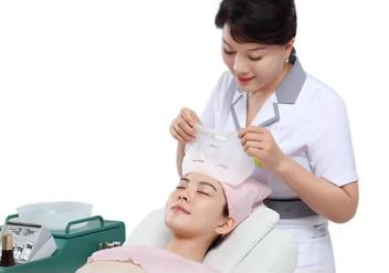 【全国4000店通用｜樊文花丨38元享门市价388元套餐，AI专业肌肤检测+面部深度清洁+面部拨筋+基础补水。卢氏有店