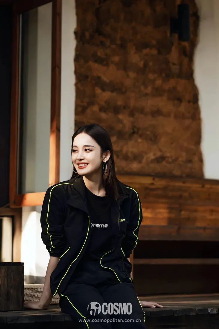 无帽卫衣虞书欣,虞书欣的衣服到底有多少钱