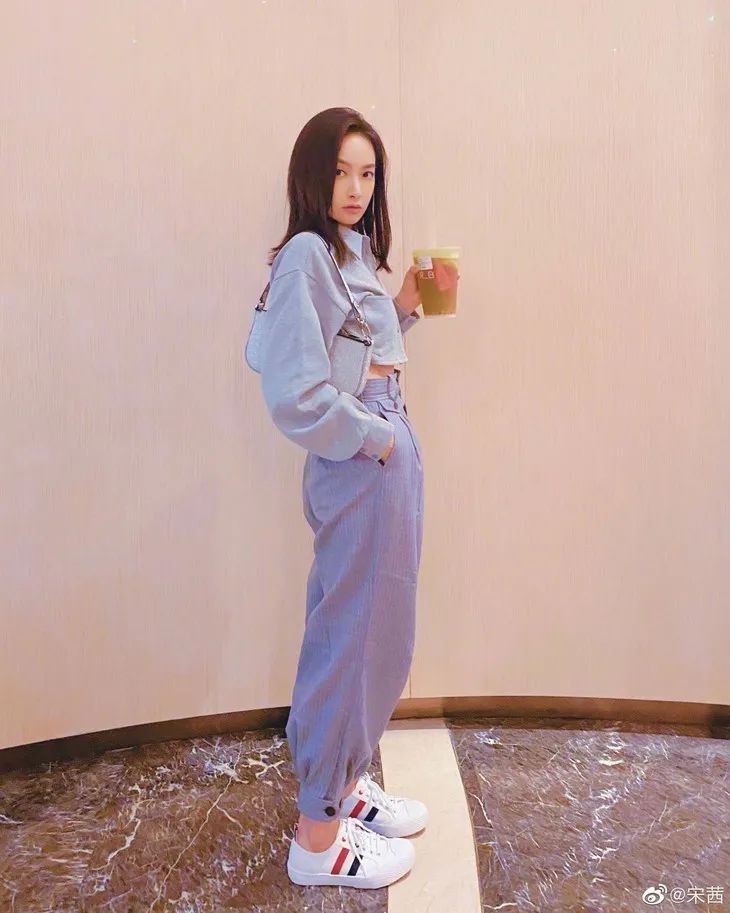 无帽卫衣虞书欣,虞书欣的衣服到底有多少钱