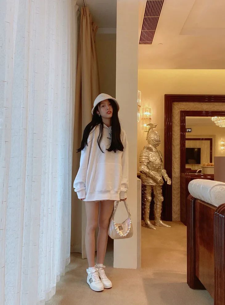 无帽卫衣虞书欣,虞书欣的衣服到底有多少钱