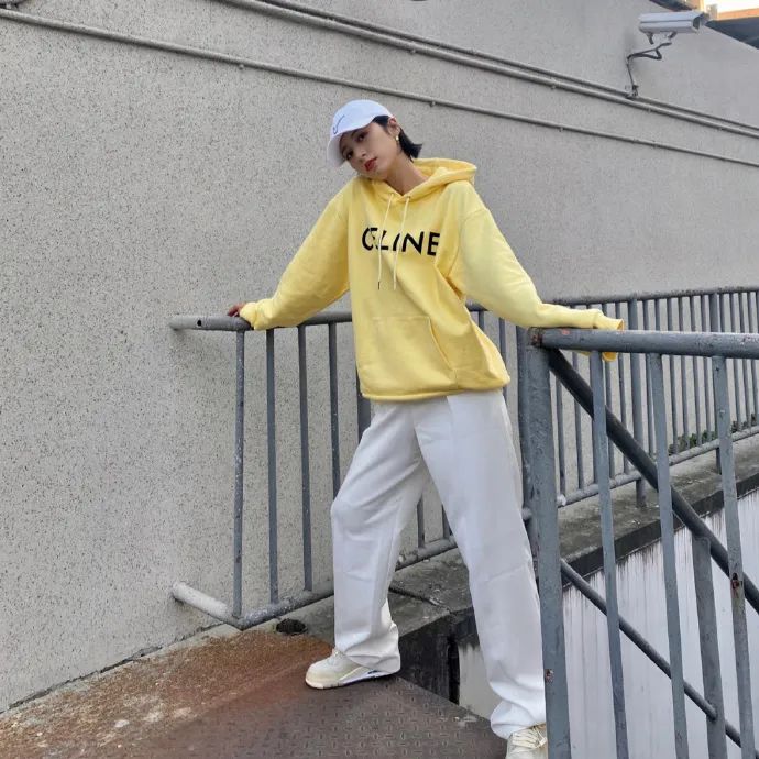 无帽卫衣虞书欣,虞书欣的衣服到底有多少钱