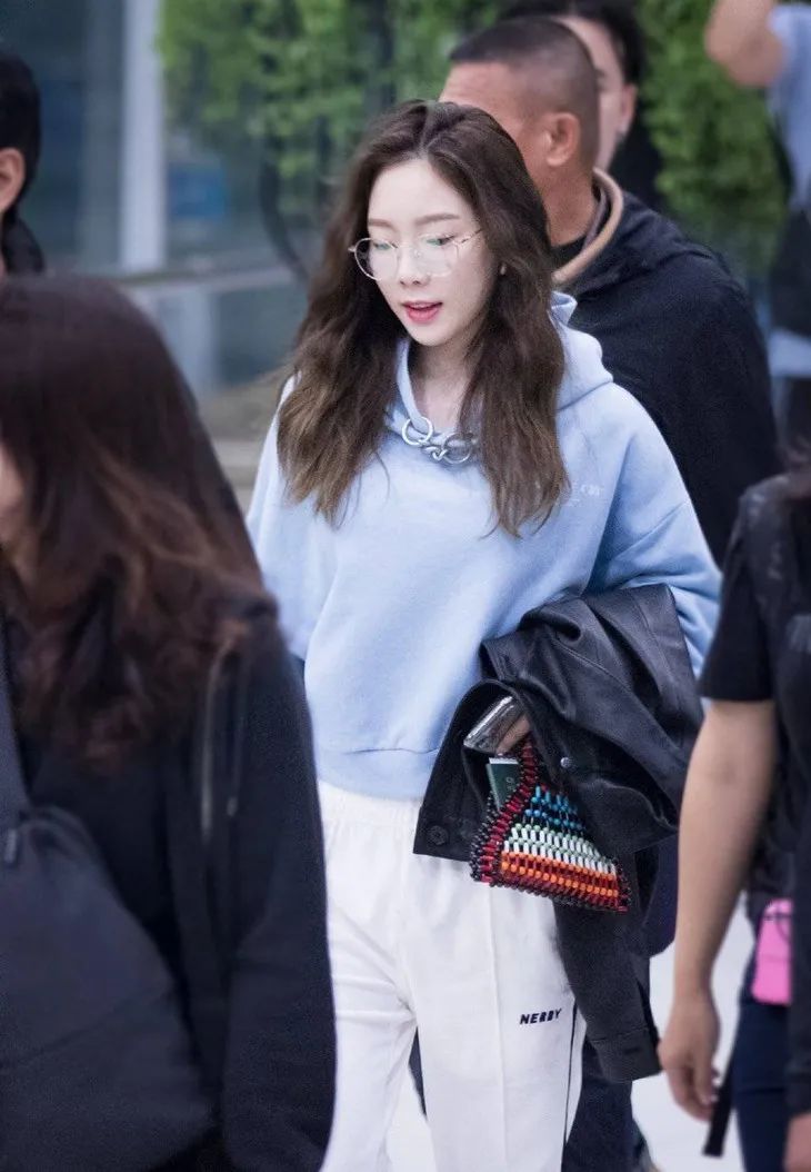 无帽卫衣虞书欣,虞书欣的衣服到底有多少钱