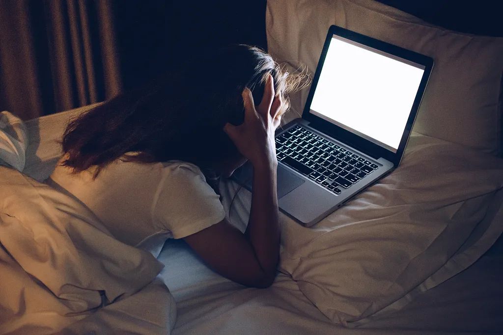 黑眼圈严重者早睡早起最好防范,黑眼圈是身体非常严重的警告