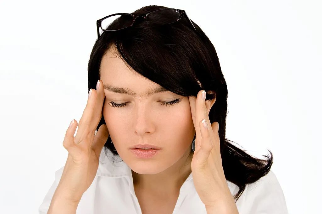 黑眼圈严重者早睡早起最好防范,黑眼圈是身体非常严重的警告