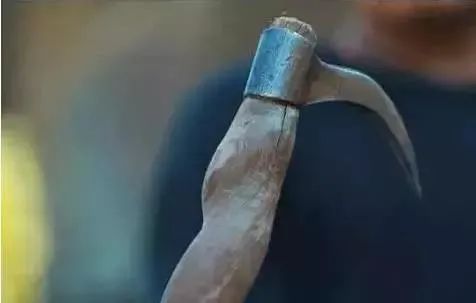 被铁链绑住，注射避孕药，连续伺候几百人后，她挣扎着死去……