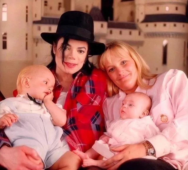 迈克尔杰克逊的女儿为什么是白人,迈克尔杰克逊女儿生活视频