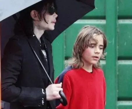 迈克尔杰克逊的女儿为什么是白人,迈克尔杰克逊女儿生活视频