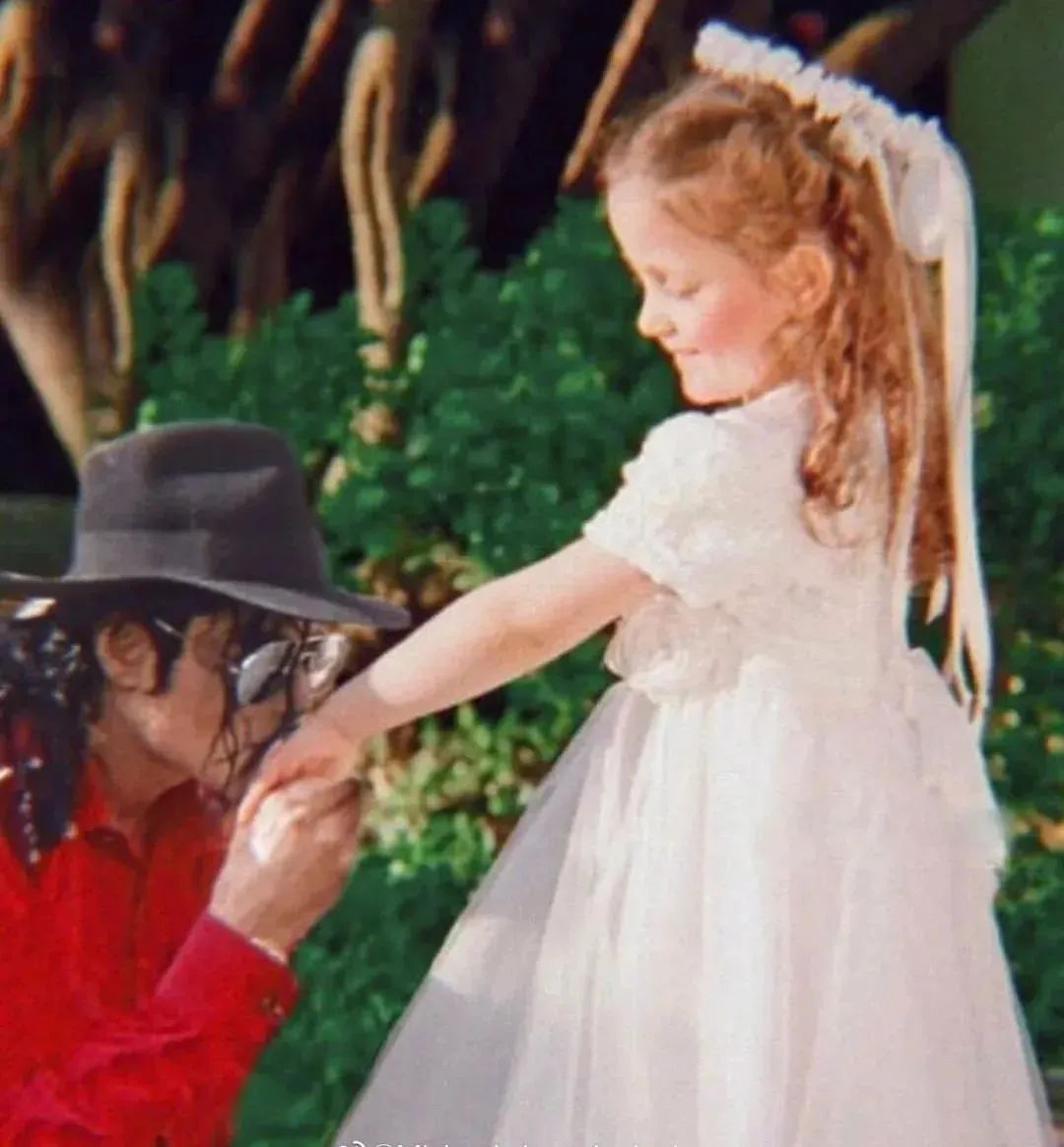 迈克尔杰克逊的女儿为什么是白人,迈克尔杰克逊女儿生活视频