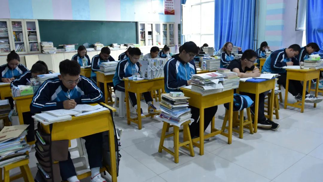 市蒙古族中学全面深入持久开展民族团结进步创建工作，铸牢中华民族共同体意识——在校园播撒民族团结的“金色种子”