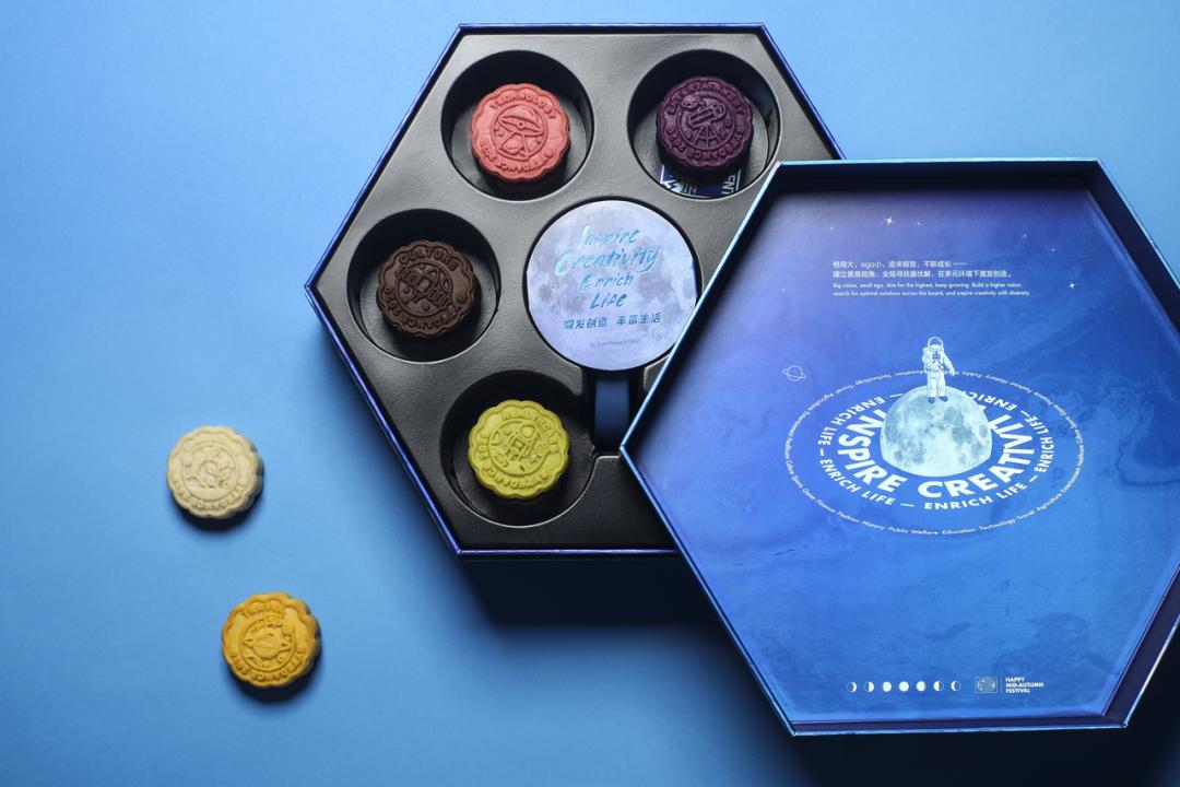 燃到不敢认!国货品牌月饼太美了,连老外都要疯*搞狂**代购