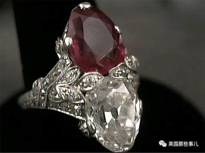 随手捡的东西居然那么值钱,随手捡到一个古董居然拍出天价