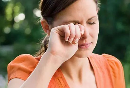 眼睛干涩、胀痛、*血丝红**？用眼过度，只需10秒，给眼睛来一次彻底大清洗，网友：眼里脏东西竟然这么多！洗后爽爆了