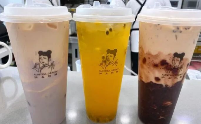 入秋第一杯52块钱的奶茶,奶茶刷爆朋友圈的秋天的第一杯