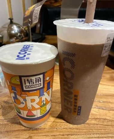 入秋第一杯52块钱的奶茶,奶茶刷爆朋友圈的秋天的第一杯