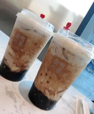 入秋第一杯52块钱的奶茶,奶茶刷爆朋友圈的秋天的第一杯