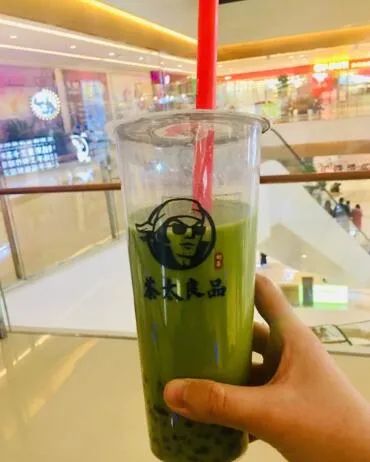 入秋第一杯52块钱的奶茶,奶茶刷爆朋友圈的秋天的第一杯