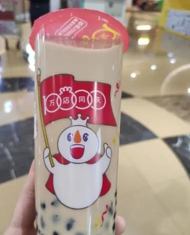 入秋第一杯52块钱的奶茶,奶茶刷爆朋友圈的秋天的第一杯