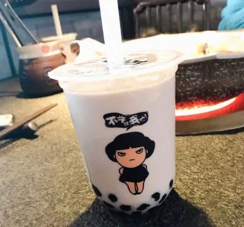 入秋第一杯52块钱的奶茶,奶茶刷爆朋友圈的秋天的第一杯