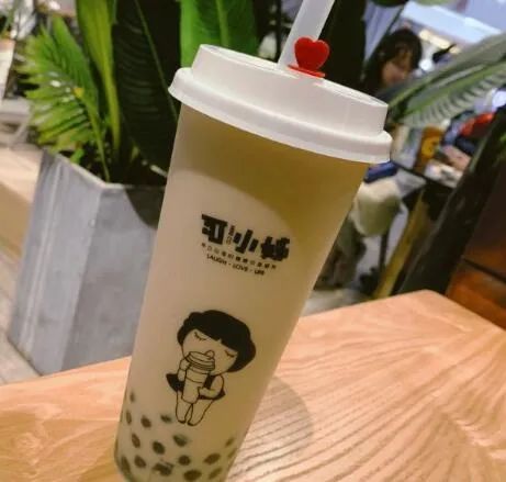入秋第一杯52块钱的奶茶,奶茶刷爆朋友圈的秋天的第一杯
