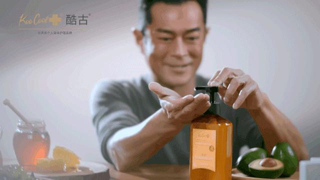 看古天乐年轻时的反应,给外国人看古天乐和黎明视频