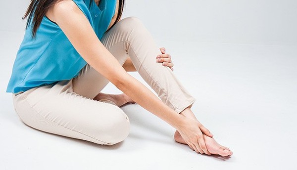 穿鞋总是变形怎么办,穿鞋紧脚趾头变形