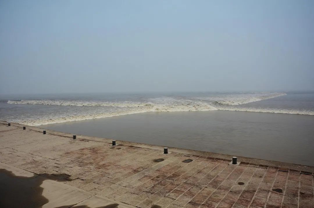 钱塘江大潮为何被称为天下第一潮,钱塘江大潮的回头潮是怎么形成的